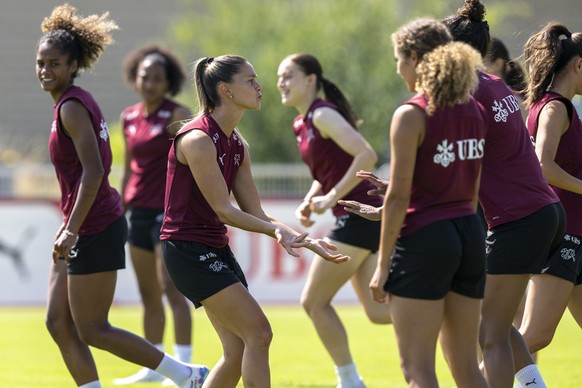 Die Schweizer Fussballerinnen mit Viola Calligaris, miite, anlaesslich eines Trainings der Schweizer Frauen Fussball Nationalmannschaft in der 2. EM-Vorbereitungswoche, am Freitag, 20. Juni 2025 in No ...