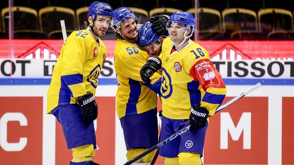 08.12.2015; Skelleftea; Eishockey Champions League - Skelleftea AIK - HC Davos;
Enzo Corvi, Dino Wieser, Noah Schneeberger und Devin Setuguchi (Davos) jubeln nach dem Tor zum 0:2
(Olga Westerberg/Bild ...