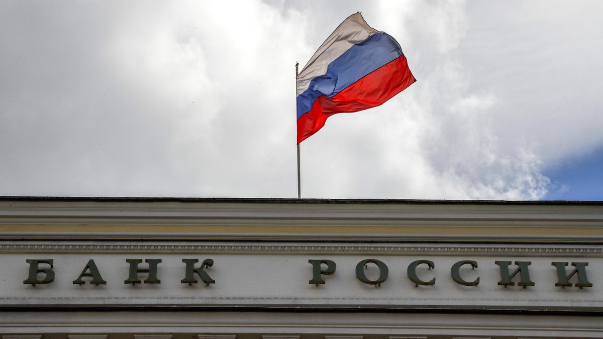 epa10086117 The Russian flag flies atop the Russian Central Bank's headquarters in Moscow, Russia, 22 July 2022. The central bank's Board of Directors decided to cut the key rate by another  ...