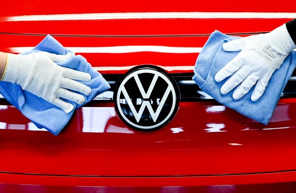 epaselect epa09910718 Volkswagen employees clean a Volkswagen logo on a electric cars assembly line at the Volkswagen (VW) vehicle factory in Zwickau, Germany 26 April 2022. In 2021 Volkswagen doubled ...