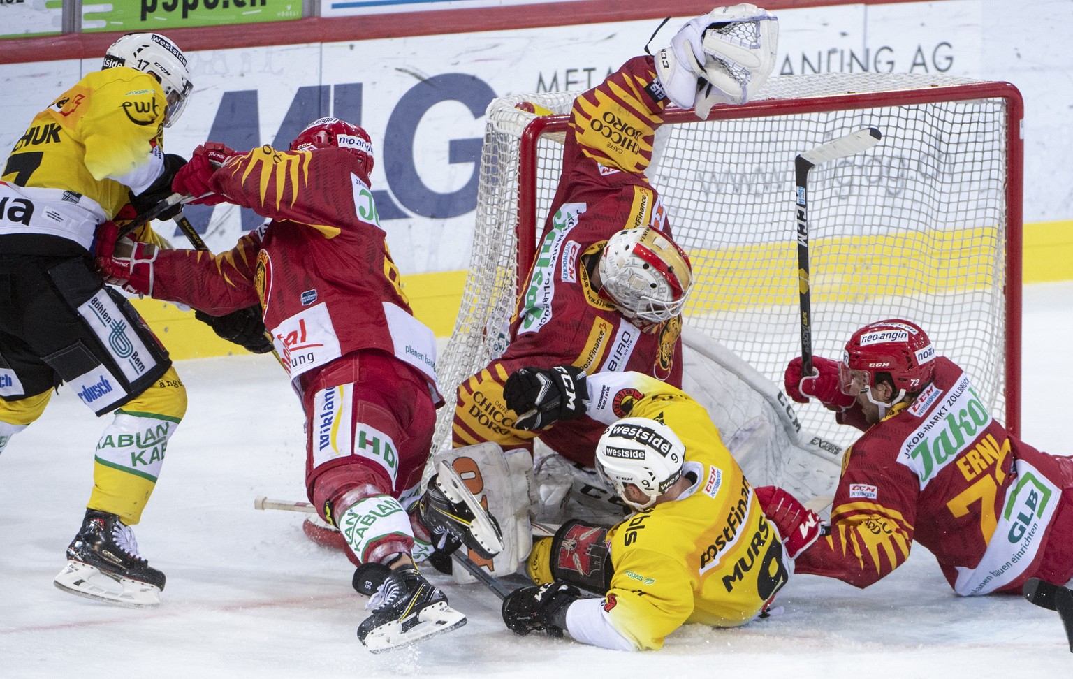 Tigers, Frederico Lardi, Tigers Goalie, Damiano Ciaccio, Tigers, Samuel Erni, von links, kaempften um den Puck, gegen Berns, Zach Boychuk, links, und Jan Mursak, Mitte, waehrend dem Meisterschaftsspie ...