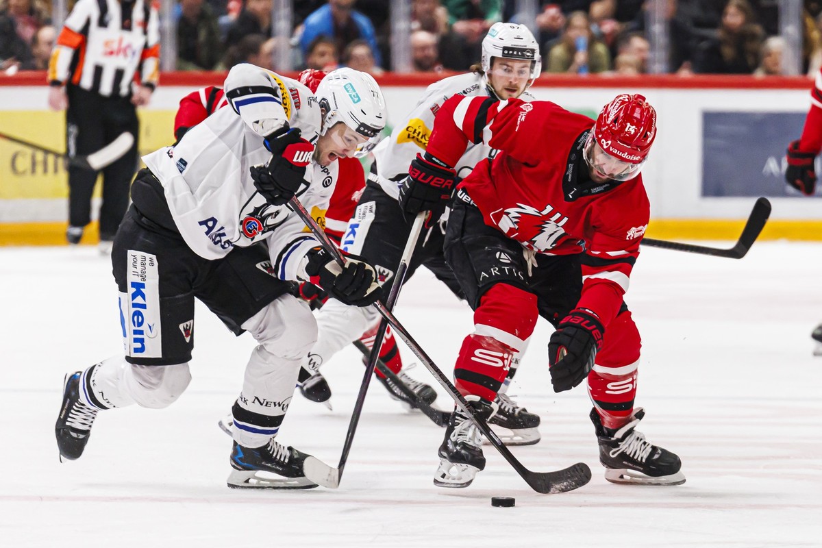 Maximilian Streule (HCFG), gauche, lutte pour le puck avec Jason Fuchs (LHC), droite, lors du match du championnat suisse de hockey sur glace de National League entre Lausanne HC, LHC, et le HC Fribou ...