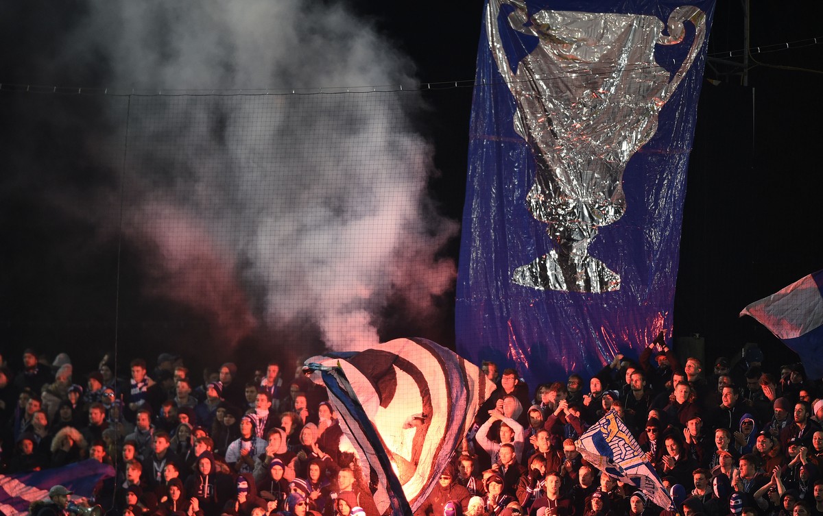 Die Fans des FC Luzern feiern den Sieg nach dem Fussball Viertelfinal Cupspiel zwischen dem FC Aarau und dem FC Luzern im Stadion Bruegglifeld in Aarau, am Samstag, 12. Dezember 2015. (KEYSTONE/Valeri ...