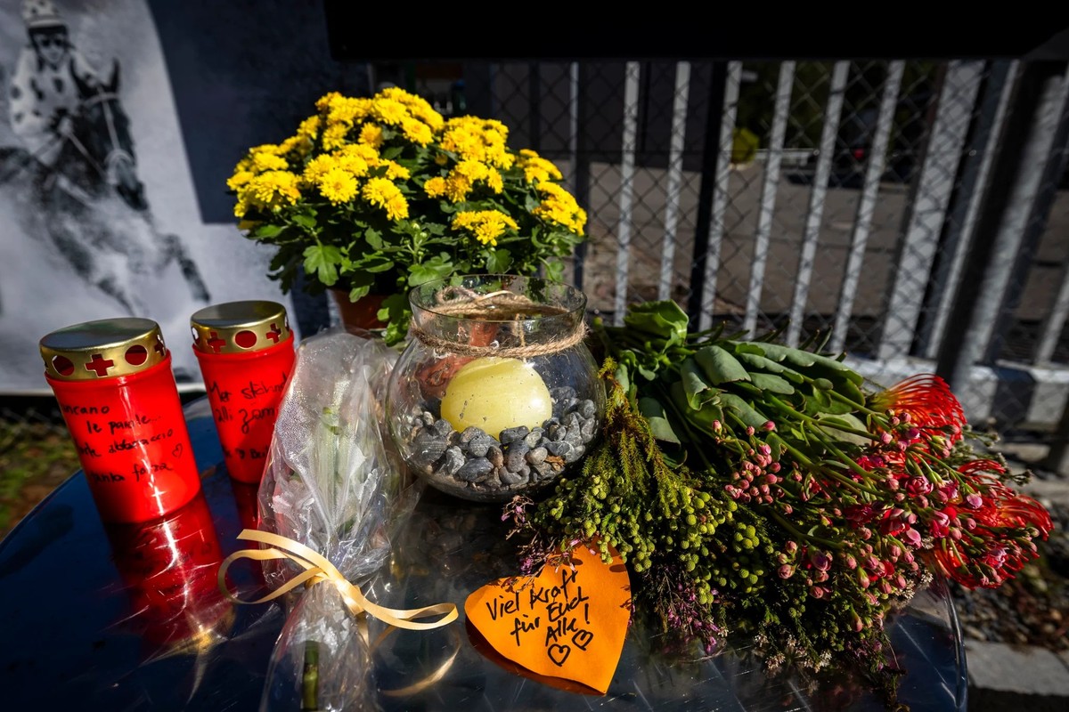 Sur les lieux du crime, près du lieu où se tenait la rave, on rend hommage à la victime.