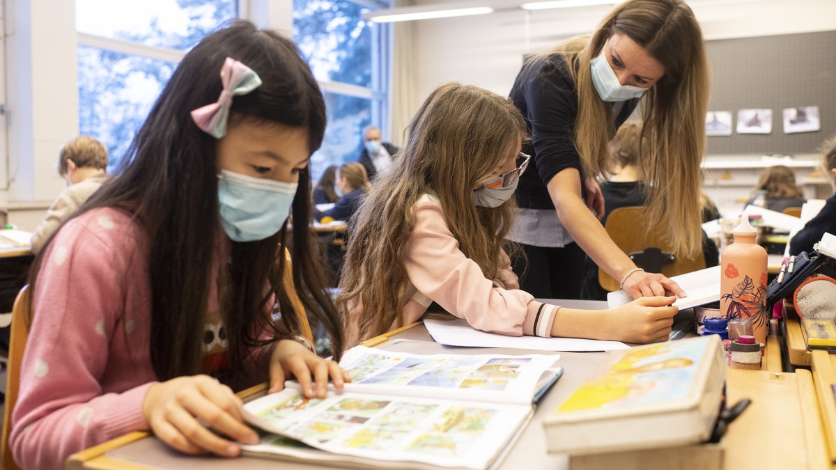 Klassenlehrerin Amanda Zuercher spricht mit den Kinder mit Atemschutzmasken im Unterricht im Schulhaus Fluntern, aufgenommen am Montag, 25. Januar 2021 in Zuerich. Schuelerinnen und Schuelern ab der 4 ...