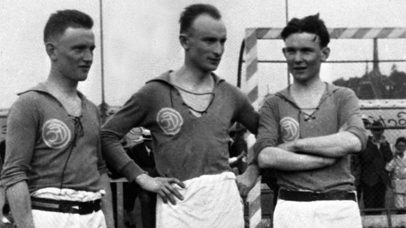 Die Brueder Trello, Jean und Max &quot;Xam&quot; Abegglen, von links nach rechts vor dem Spiel Cantonal Neuenburg gegen USS Paris, aufgenommen im Jahr 1925 in Neuenburg. (KEYSTONE/PHOTOPRESS-ARCHIV/St ...