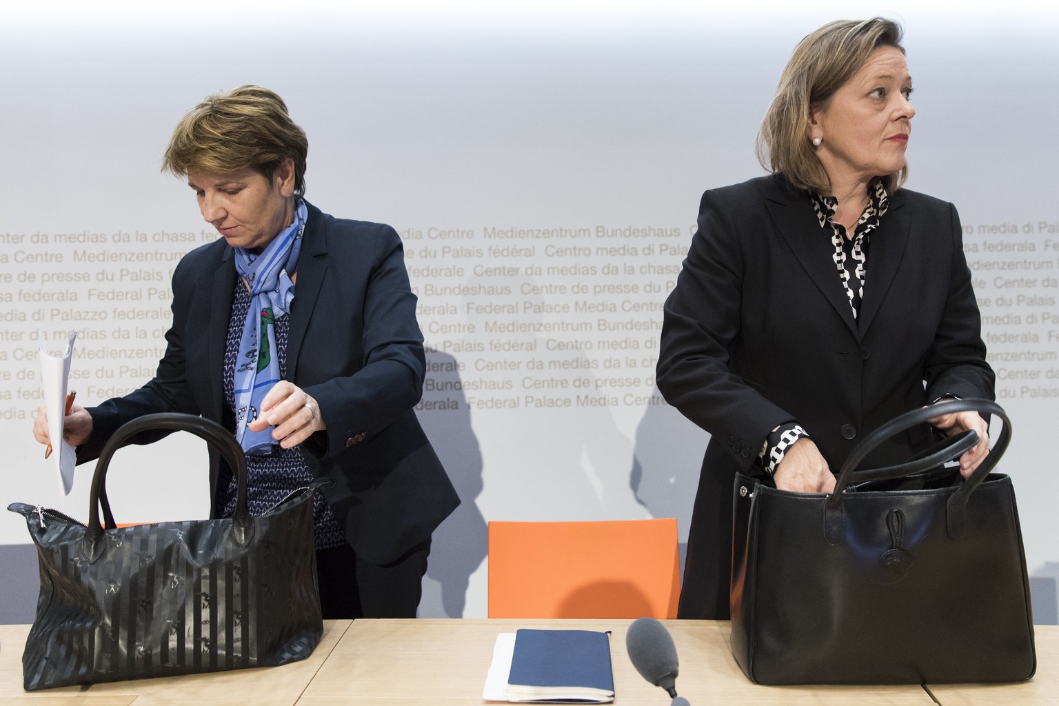 Die beiden nominierten CVP-Bundesratskandidatinnen Viola Amherd, links, und Heidi Zgraggen, rechts, am Ende einer Medienkonferenz, am Freitag, 16. November 2018 in Bern. (KEYSTONE/Peter Klaunzer)