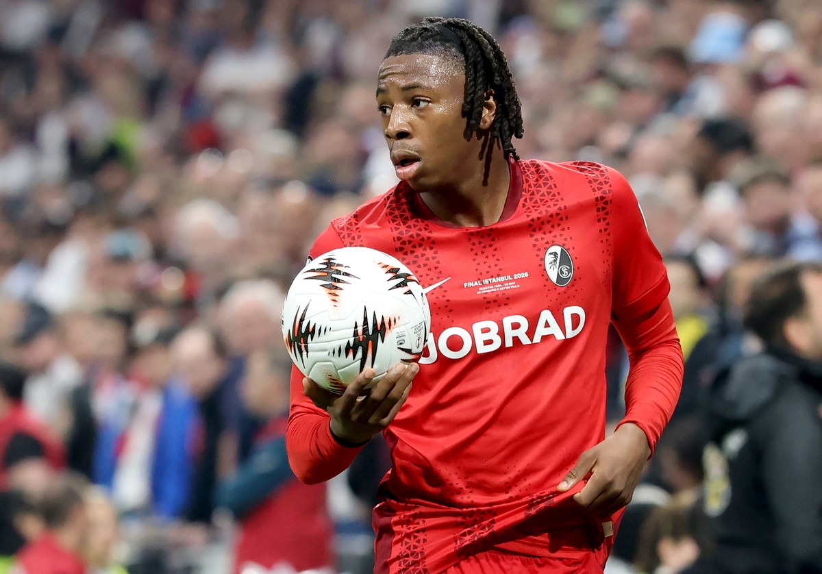 epa12979360 Johan Manzambi of SC Freiburg prepares for a throw-in during the UEFA Europa League final between SC Freiburg and Aston Villa in Istanbul, Turkey, 20 May 2026. EPA/BRADLEY SECKER