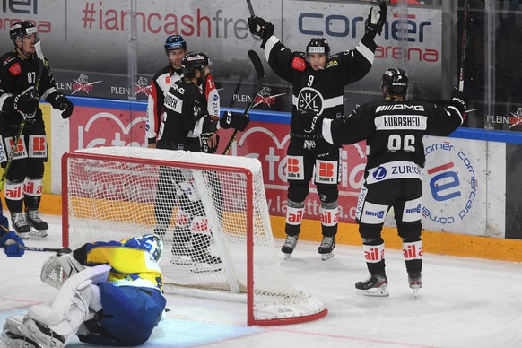 Lugano&#039;s player Reto Suri, center back, celebrates with his teammates the 3-2 goal against Davos&#039; goalkeeper Robert Mayer, front left, during the match of National League Swiss Championship  ...