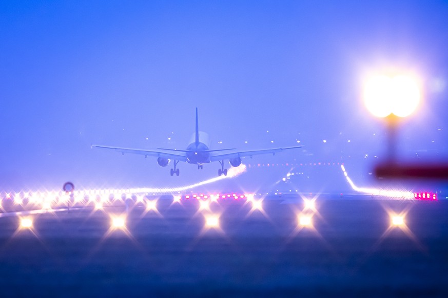 Ein Flugzeug im Landeanflug auf den Flughafen Zuerich, aufgenommen am Freitag, 2. Februar 2024 in Zuerich Kloten. Die Stimmberechtigten des Kantons Zuerich entscheiden am 3. Maerz ueber die Pistenverl ...