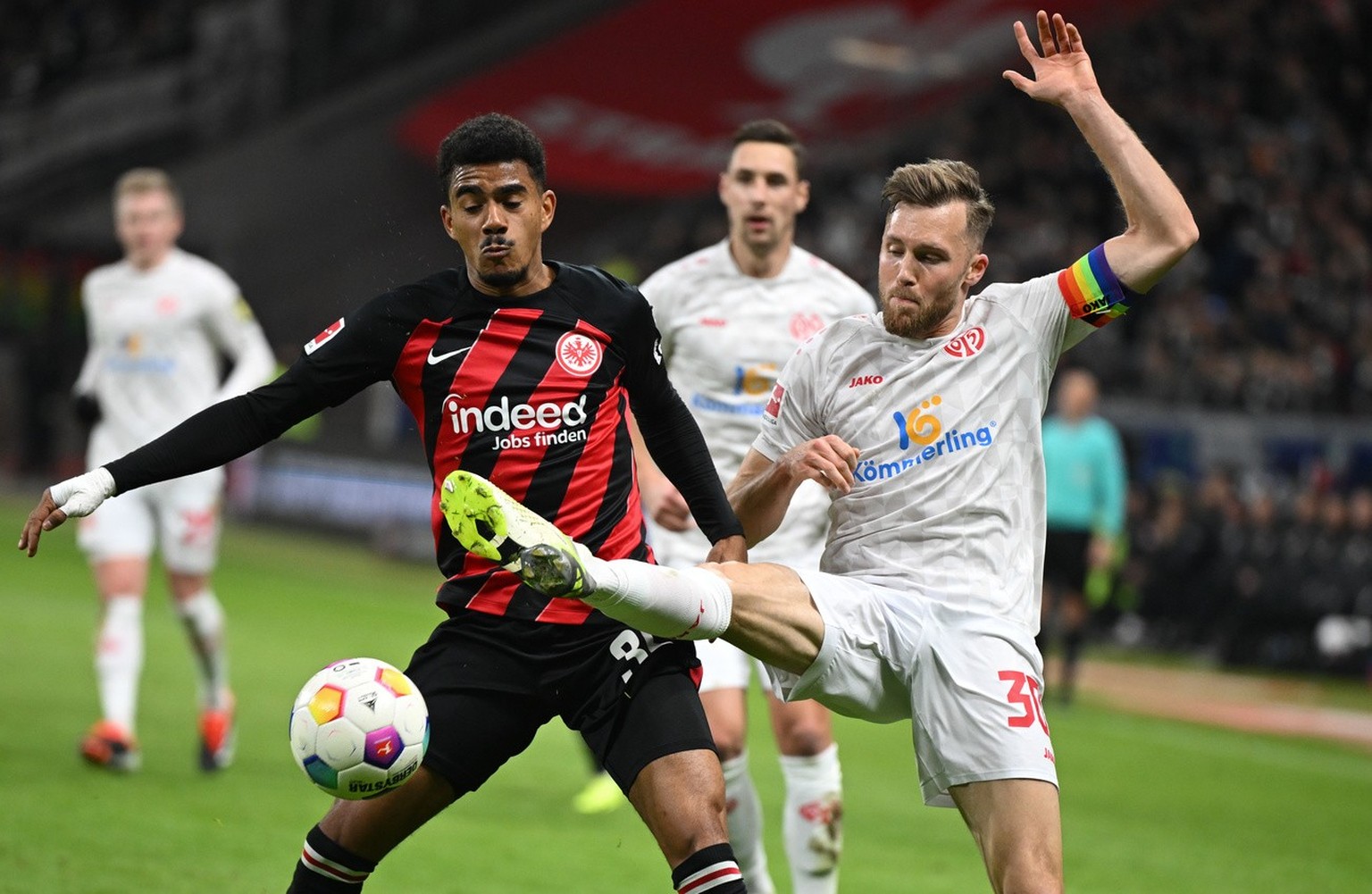 26.01.2024, Hessen, Frankfurt/Main: Fu�ball: Bundesliga, Eintracht Frankfurt - 1. FSV Mainz 05, 19. Spieltag, im Deutsche Bank Park. Frankfurts Ansgar Knauff (l) und Silvan Widmer k�mpfen um den Ball. ...