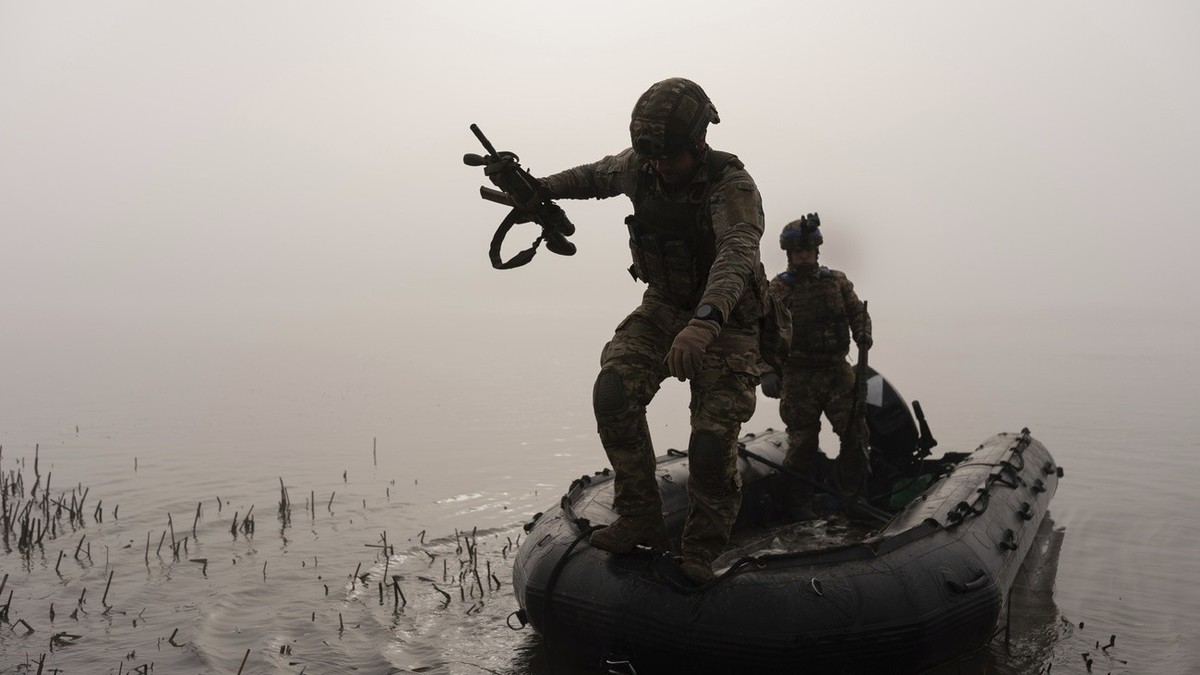 Ukrainian troops cross the Dnipro River