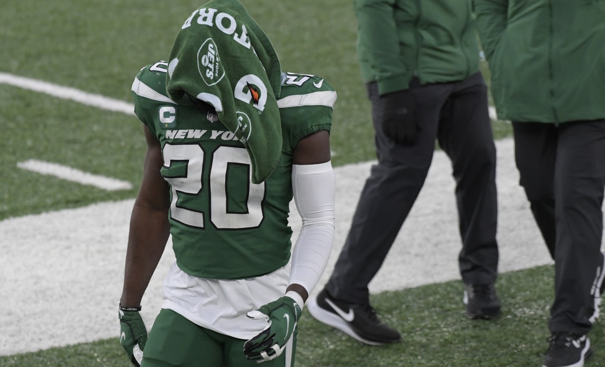 New York Jets' Marcus Maye leaves the field with a towel over his head after an NFL football game against the Las Vegas Raiders, Sunday, Dec. 6, 2020, in East Rutherford, N.J. (AP Photo/Bill Kost ...