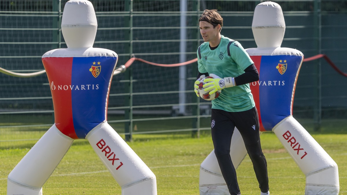 Basels Torhueter Marwin Hitz beim Training mit der ersten Mannschaft des FC Basel 1893 in Basel, am Freitag, 17. Juni, 2022. (KEYSTONE/Georgios Kefalas)