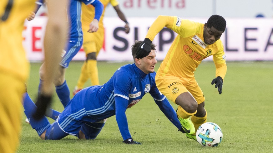 Roger Assale, rechts, von YB im Spiel gegen Stefan Knezevic, links, von Luzern beim Super League Meisterschaftsspiel zwischen dem FC Luzern und den BSC Young Boys vom Sonntag 17. Dezember 2017 in Luze ...