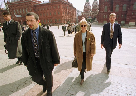 Carla Del Ponte mit Bodyguards unterwegs in Moskau.