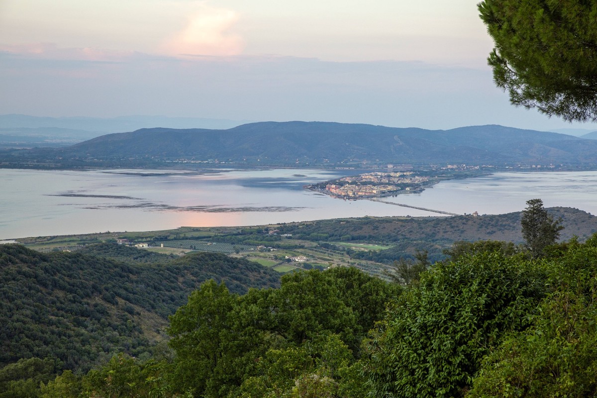 Toskana kämpft mit massivem Fischsterben: 200 Tonnen Fischkadaver in Lagune bei Orbetello
Italy, Tuscany, Monte Argentario, Town seen from Monte Argentario peninsula, MAMF02747