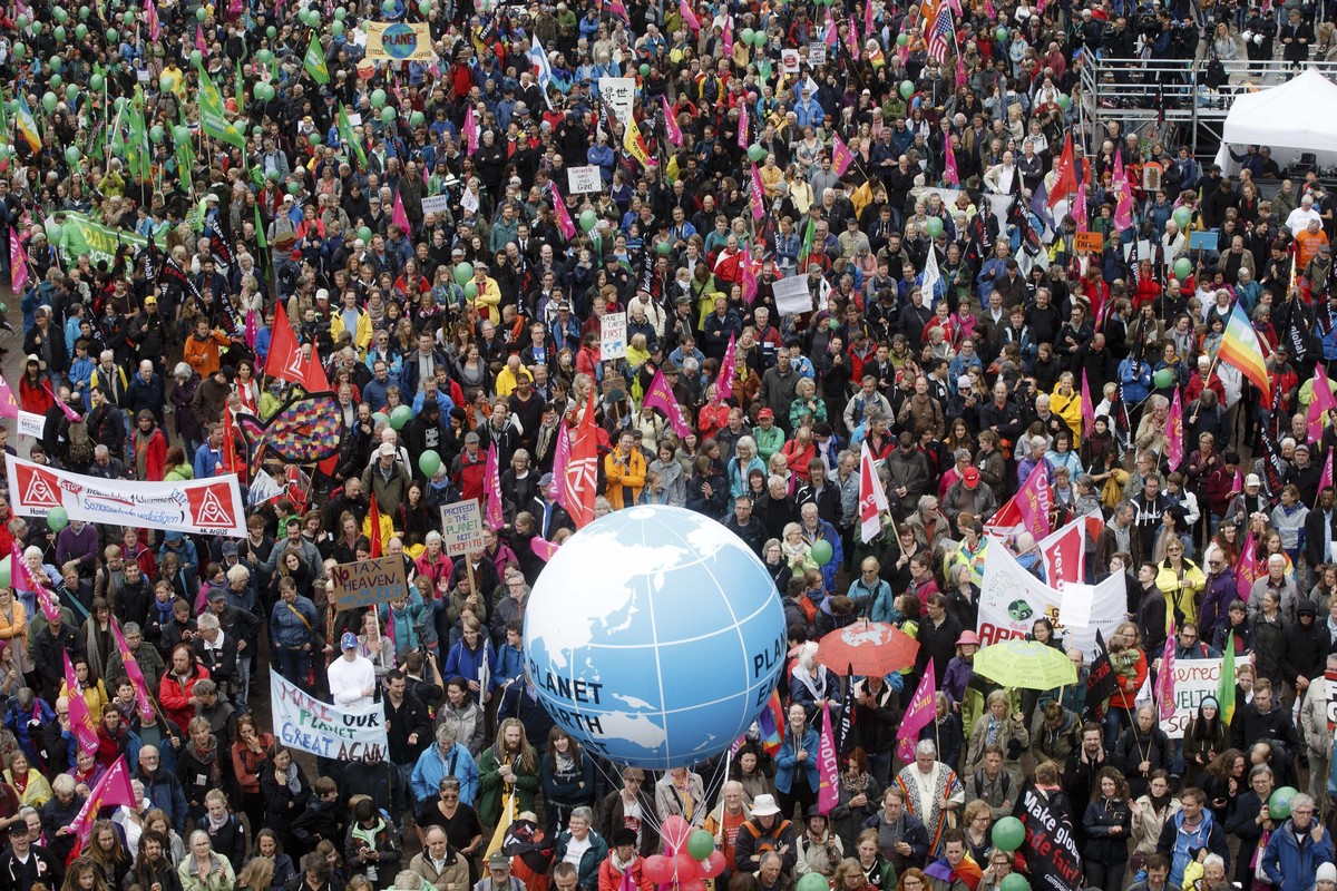 Participants of the demonstration 'G20 Protest Wave' gather in Hamburg, Germany, Sunday, July 2, 2017 to protest against the upcoming G20 summit on July 7 and July 8, 2017. (Markus Scholz/dp ...