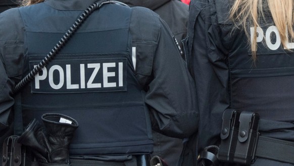 In Deutschland muss die Polizei Jugendliche zur Vernunft bringen, die sich nicht an die Anweisungen der Behörden aufgrund der Coronavirus-Pandemie halten. (Symbolbild)