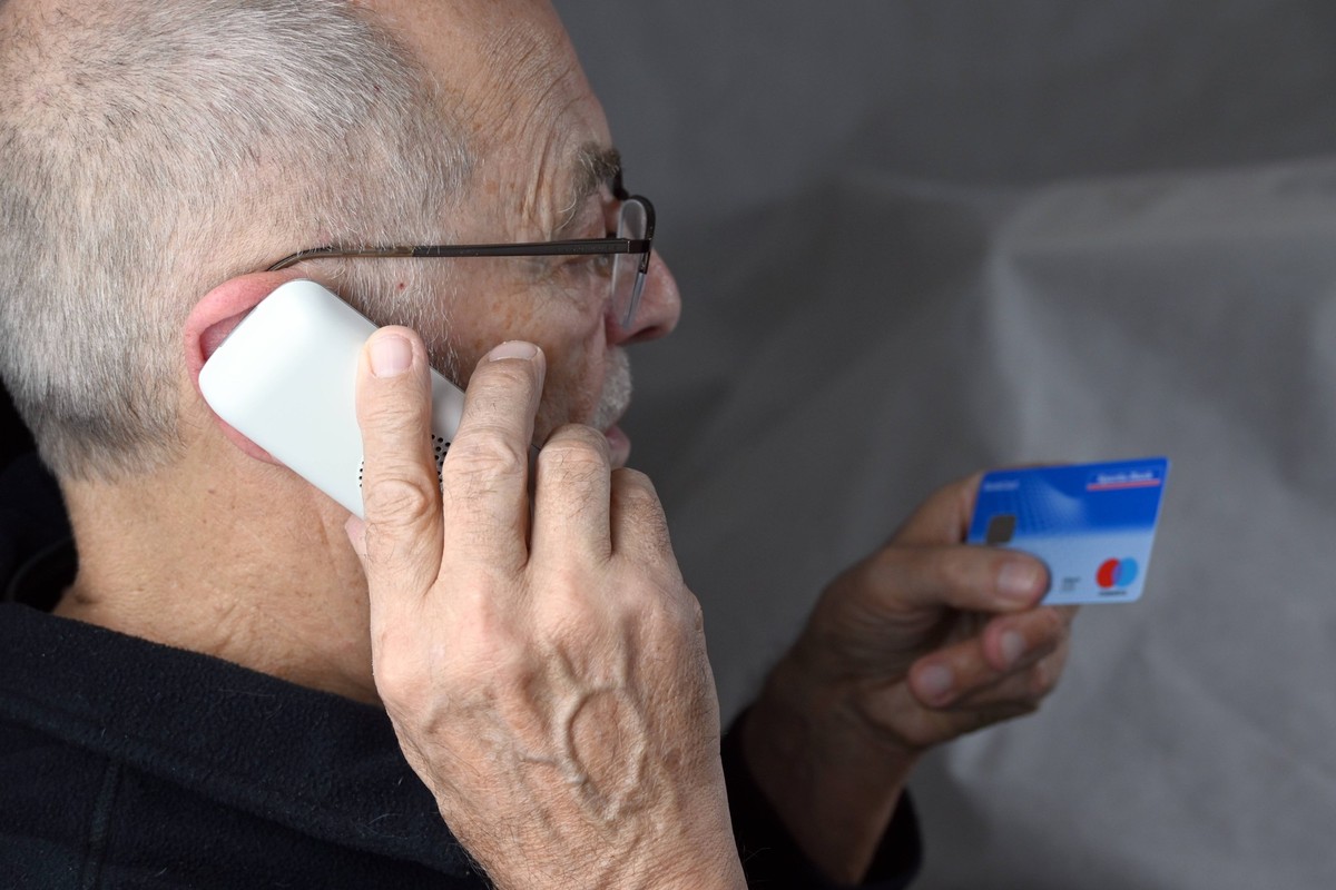 Symbolfoto: Senior fällt auf Telefonbetrug herein, alter Mann, Opa, Großvater, bekommt dubiosen Anruf, Trickbetrüger werden immer dreister. Vom Enkeltrick bis zum falschen Polizeibeamten versuchen sie ...