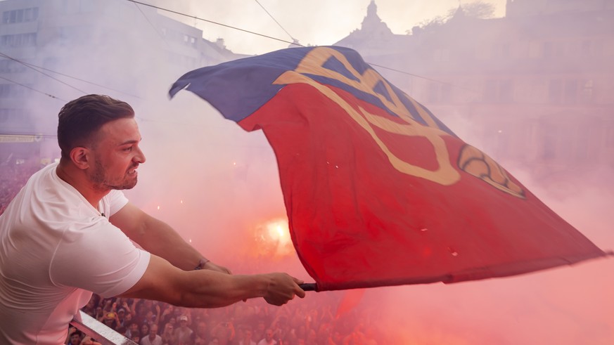 KEYPIX - Xherdan Shaqiri des FC Basel 1893 laesst sich auf dem Balkon des Restaurants PapaJoe's bei einer spontanen Meisterfeier von den Fans fuer den Meistertitel feiern, auf dem Barfuesserplatz ...