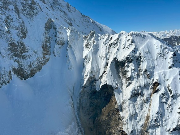 HANDOUT - Blick auf die Ostflanke im Bereich Nesthorn/Birchgletscher in der Naehe von Blatten im Loetschental, Kanton Wallis, am Sonntag, 18. mai 2025. Der Berghang bleibt instabil, es werden kontinui ...