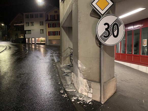 Unfall in der Stadt Zug: Autolenkerin fährt funkensprühend weiter, Polizei stoppt sie schliesslich.