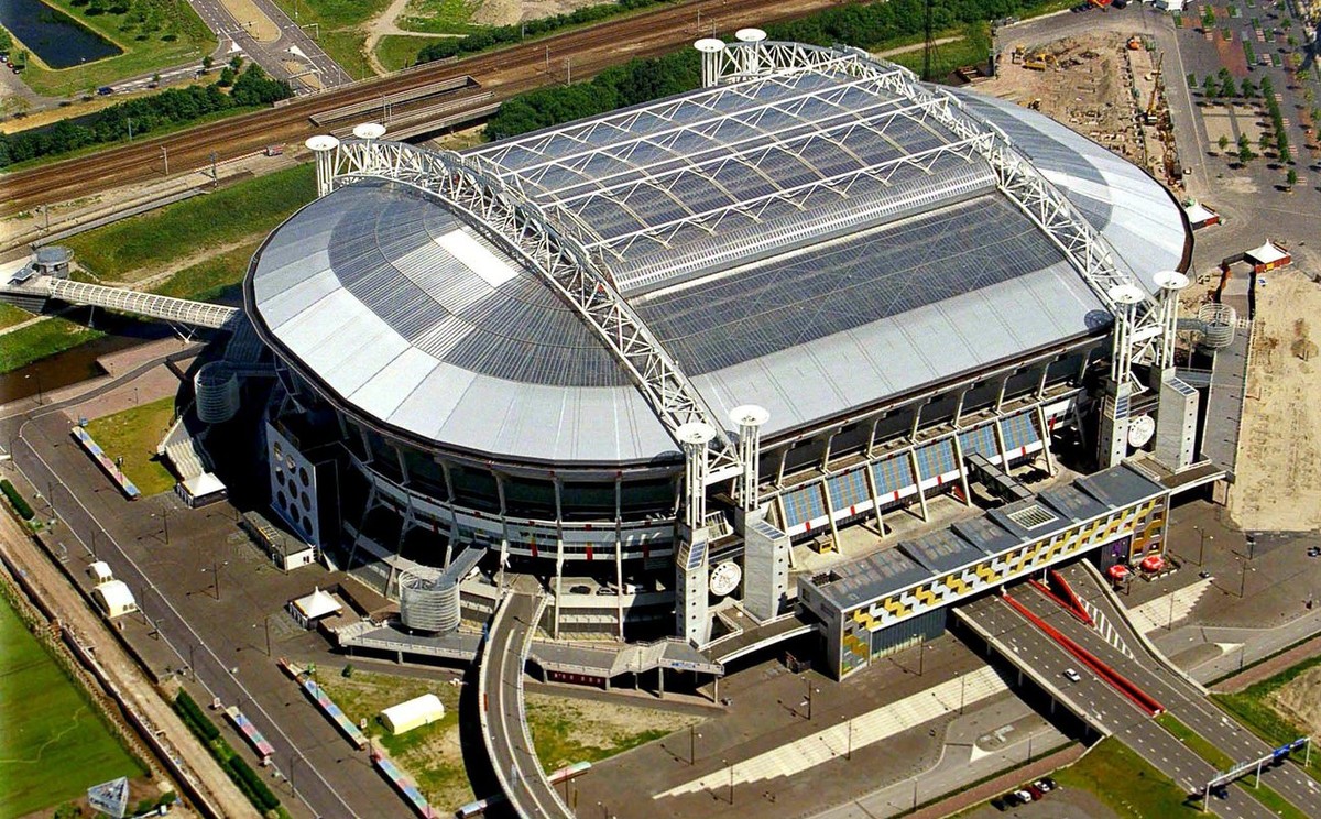 epa03685527 (FILE) A file picture dated June 1999 shows an aerial view of the Amsterdam Arena with closed roof in Amsterdam, Netherlands. Chelsea FC will face Benfica in the 2013 UEFA Europa League fi ...