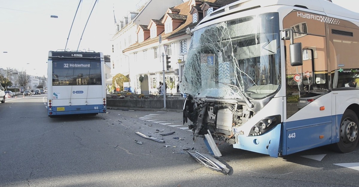 Busunfall-in-Z-rich-fordert-sieben-Verletzte
