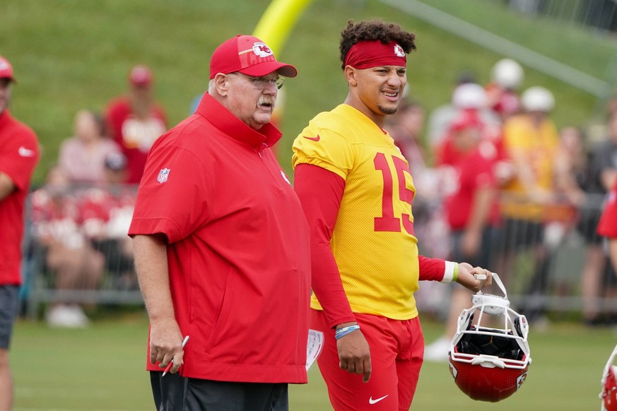 Sport Bilder des Tages NFL, American Football Herren, USA Kansas City Chiefs Training Camp Jul 24, 2023 St. Joseph, MO, USA Kansas City Chiefs quarterback Patrick Mahomes 15 and head coach Andy Reid w ...