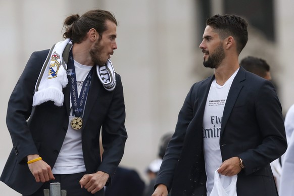 epa05335202 Real Madrid players Gareth Bale (L) and Francisco 'Isco' Alarcon (R) arrive at Cibeles Square in Madrid, Spain, 29 May 2016, after their victory in the UEFA Champions League final match against the Atletico Madrid at Giuseppe Meazza Stadium in Milan, Italy, on 28 May.  EPA/JAVIER LIZON