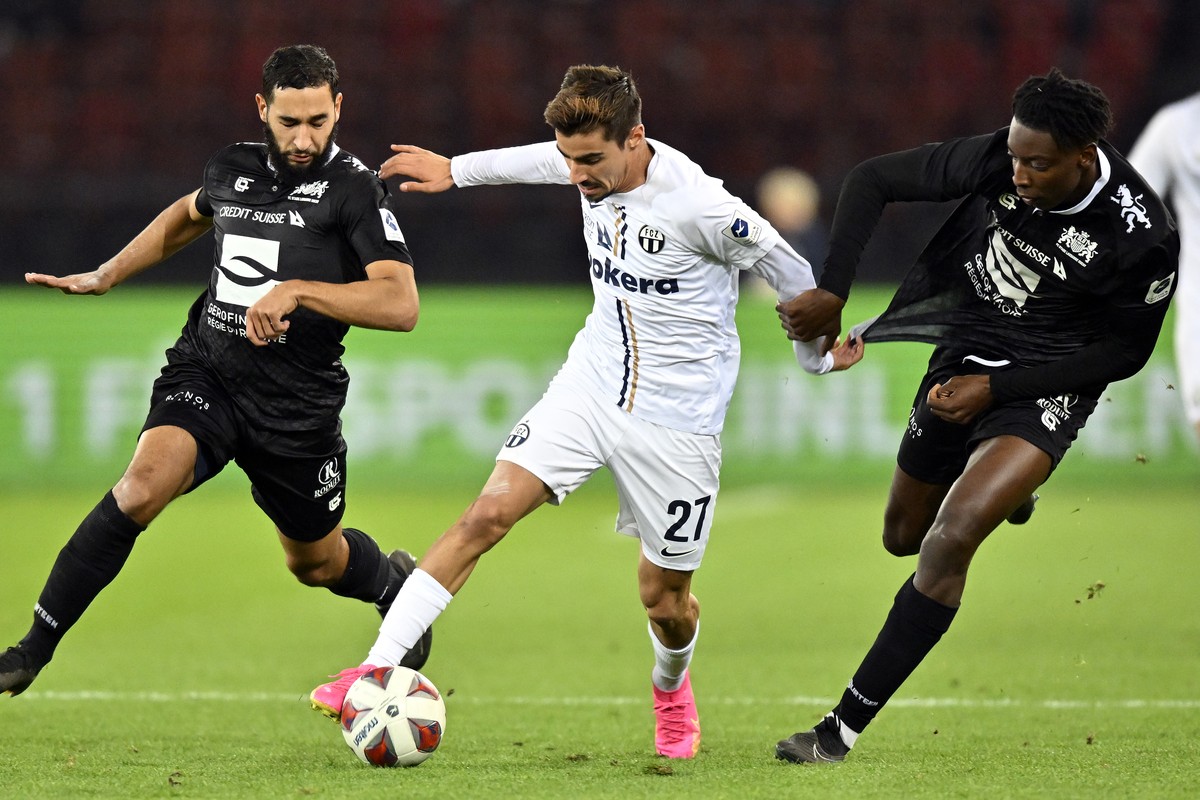 Der Zuercher Rodrigo Conceicao , Mitte, gegen Lausannes Elies Mahmoud, links, und Sahmkou Camara, rechts, beim Fussballspiel der Super League FC Zuerich gegen FC Stade Lausanne-Ouchy im Stadion Letzig ...