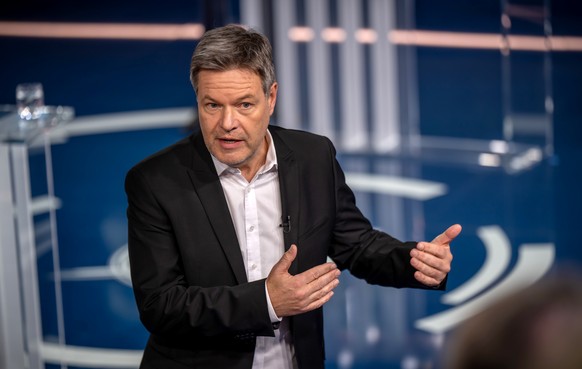 epa11893888 Robert Habeck, German Minister for Economic Affairs and Climate Action and candidate for chancellor of the Alliance 90/The Greens (Greens) speaks during the ZDF program &#039;Klartext&#039 ...