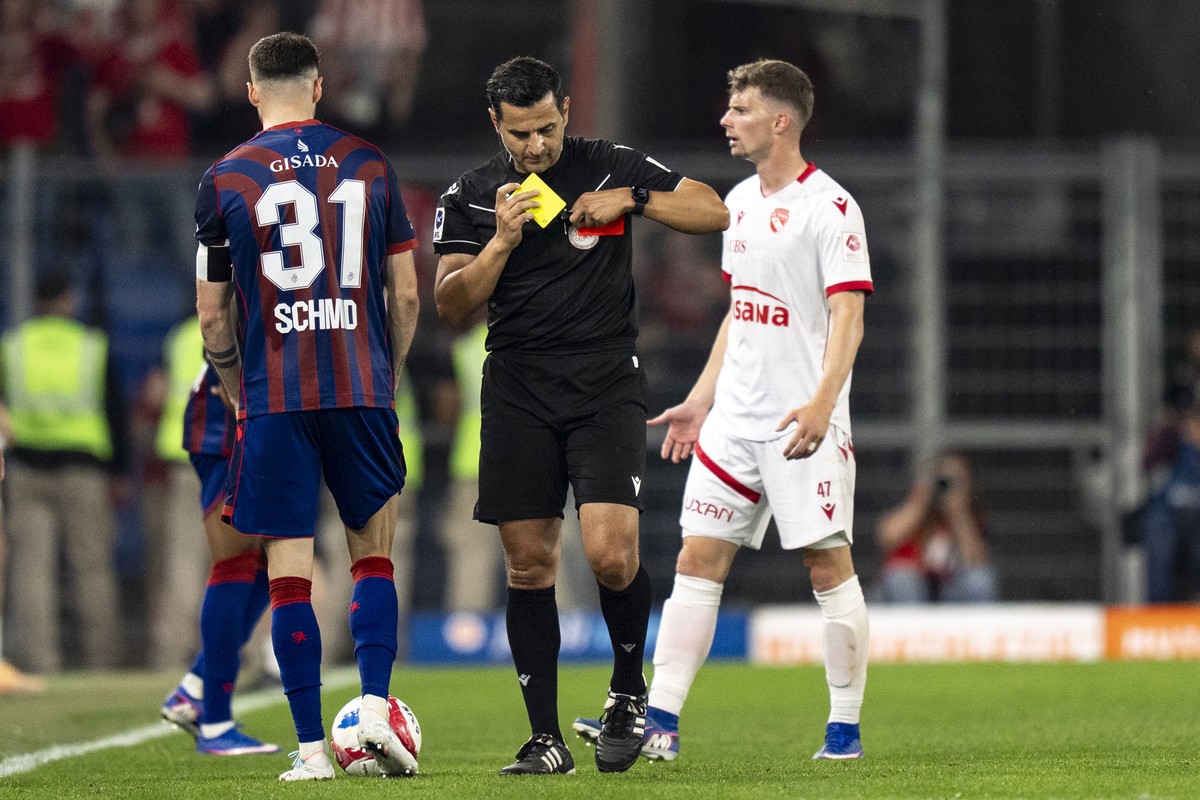 Schiedsrichter Fedayi San, mitte, zeigt Fabio Fehr (FCT), rechts, die gelb-rote Karte bei dem Spiel der Fussball Super League zwischen dem FC Basel (FCB) und dem FC Thun (FCT) am Samstag, 2. Mai 2026  ...