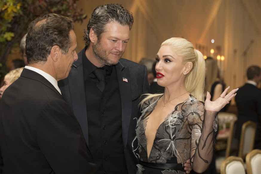 epa05591416 US singer Gwen Stefani (R), US singer Blake Shelton (C) and New York Governor Andrew Cuomo (L) attend a state dinner for Italian Prime Minister Matteo Renzi, hosted by US President Barack  ...