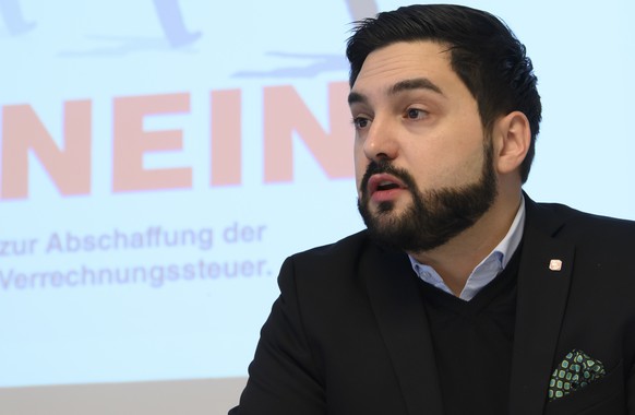 Cedric Wermuth, Co-Praesident SP Schweiz und SP-Nationalrat (AG) spricht waehrend einer Medienkonferenrez des Referendumskomitees zur Abschaffung der Verrechnungssteuer, am Donnerstag, 13. Januar 2022 ...