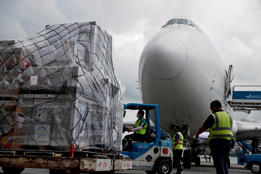 epa09398943 Personnel unload the vaccines donated by Spain from a plane after the agreement with the Covax mechanism, the World Health Organization (WHO) and the British pharmaceutical company, in Gua ...