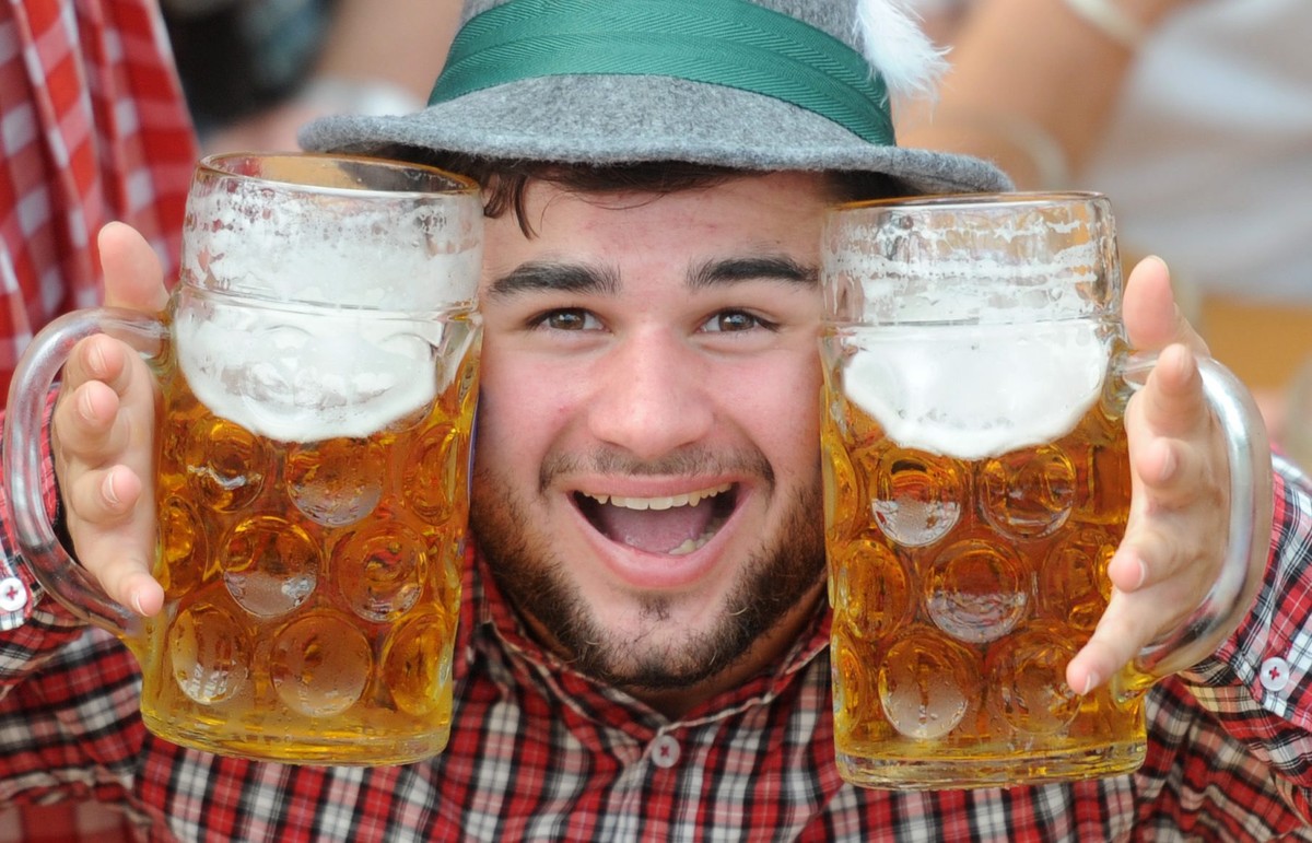 Was würden die Besucher auf der bayerischen Wiesn strahlen, hätten Sky und BT ihr Geld ins Oktoberfest investiert. Bei einem Preis von zehn Franken könnte jedem der (im Jahr 2014) 6,3 Millionen Besuch ...