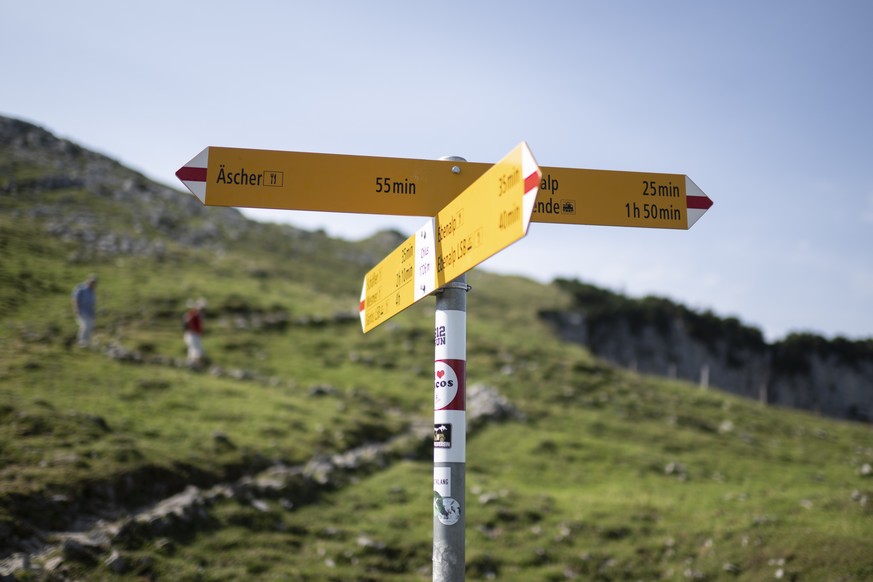 Ein Wanderwegweiser zwischen Ebenalp und Aescher, aufgenommen am Montag, 25. Juli 2022, in Schwende. (KEYSTONE/Gian Ehrenzeller)