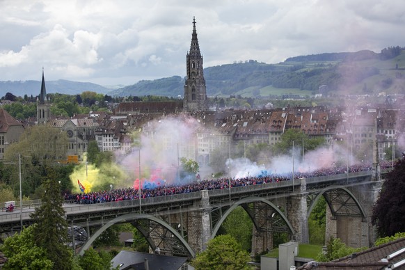 Fans des FC Basel gehen waehrend ihrem Fanmarsch ueber die Kornhausbruecke, vor dem Schweizer Fussball Cupfinalspiel zwischen dem FC Basel und dem FC Thun, am Sonntag 19. Mai 2019, im Stade de Suisse  ...