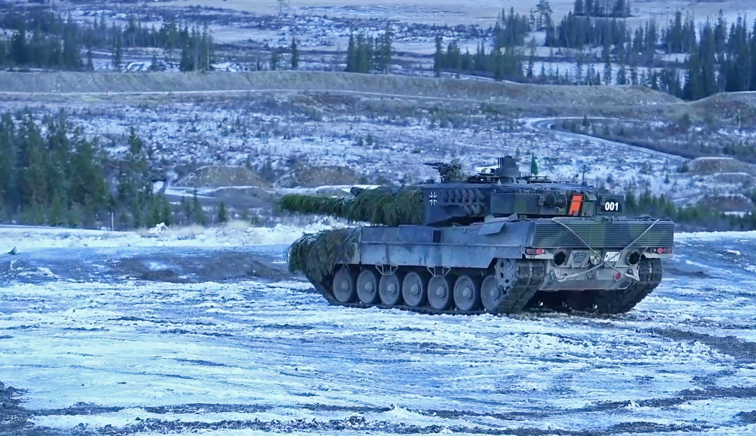 epa07118401 A grab taken from a handout video made available by the NATO on 25 October 2017 shows Leopard II tanks from the German 2nd 93 Armoured Demonstration Battalion (Panzerlehrbataillon 93) exer ...