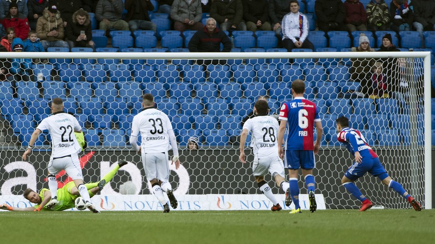 Lugano-Goalie Da Costa hält einen Penalty von Elyounoussi.