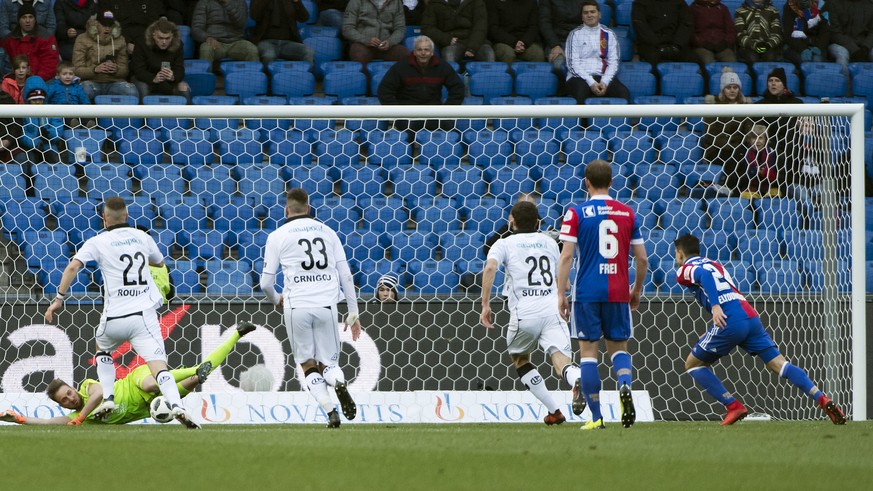 Luganos Torhueter David Da Costa, links, haelt einen Elfmeter von Basels Mohamed Elyounoussi, rechts, im Fussball Meisterschaftsspiel der Super League zwischen dem FC Basel 1893 und dem FC Lugano im S ...