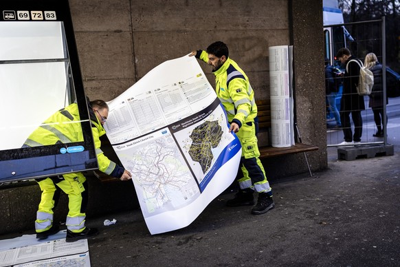 Zwei Mitarbeiter der Zuercher Verkehrsbetriebe VBZ wechseln bei der Tramhaltestelle Milchbuck die Liniennetzplaene und Abfartsplaene fuer den bevorstehenden Fahrplanwechsel, am Mittwoch, 10. Dezember  ...