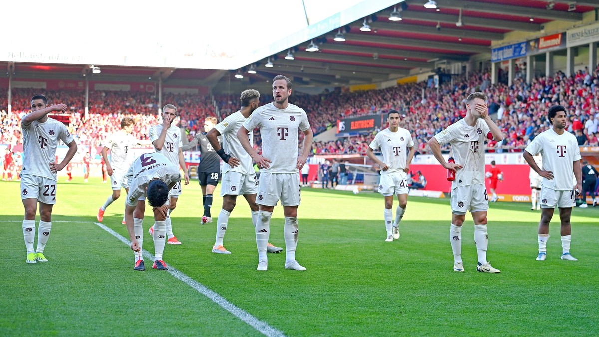 Teamfoto,Team,Mannschaft,Mannschaftsfoto nach Spielende, v.re:Serge GNABRY FC Bayern Muenchen, Joshua KIMMICH Bayern Muenchen, Eric Maxim Choupo-Moting Bayern Muenchen, Harry KANE Bayern Muenchen, Kon ...