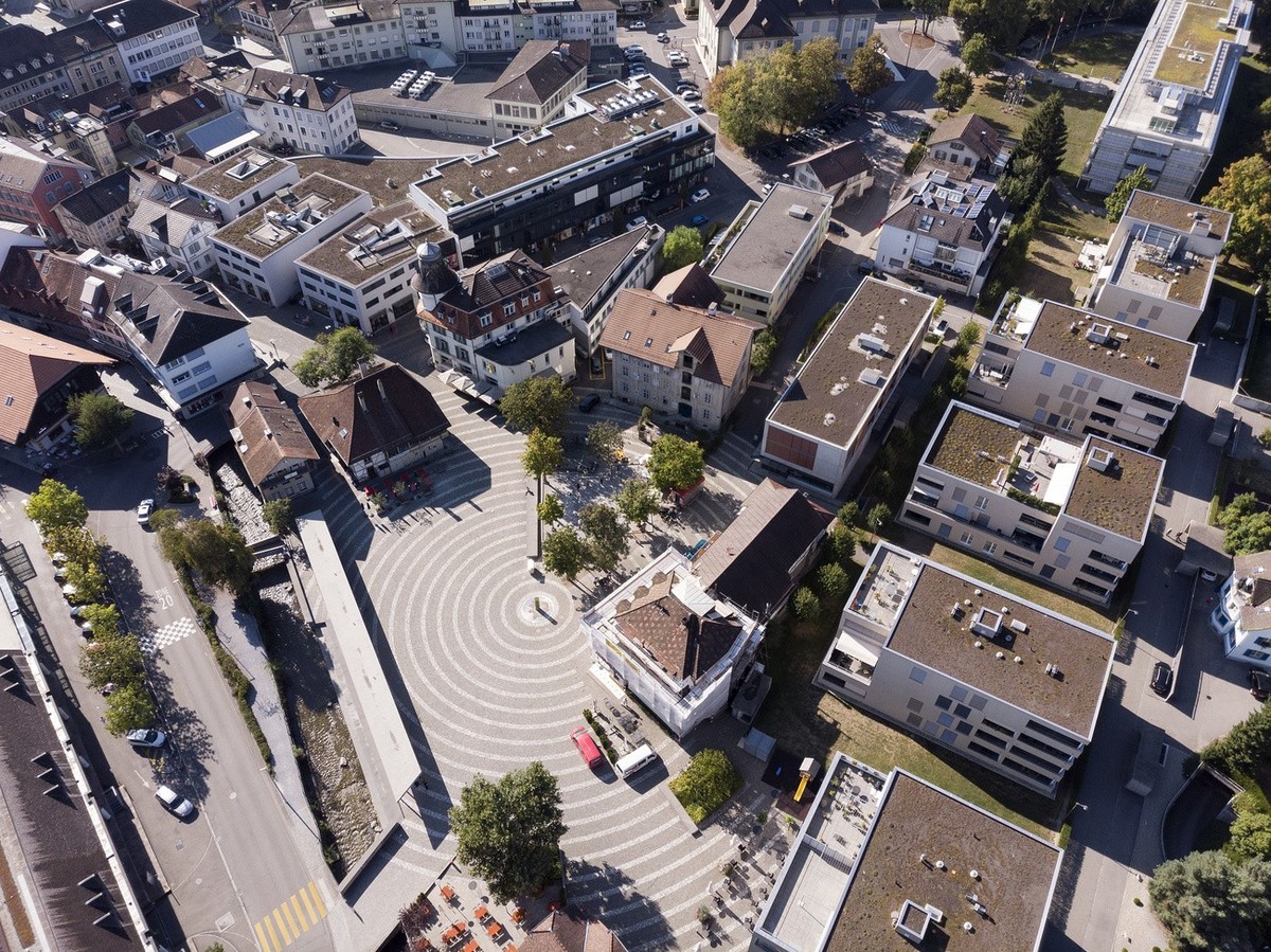 The "Wuhrplatz" square in Langenthal, in the Canton of Bern, Switzerland, photographed with a drone on September 17, 2018. The square was redesigned in 2011. (KEYSTONE/Gaetan Bally) 

Der Wu ...