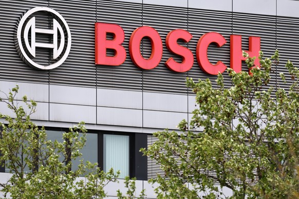 epa12077496 The Bosch logo on a building of the Bosch Power Solutions at the company&#039;s site in Stuttgart-Feuerbach, Germany, 06 May 2025. The German engineering and technology company Bosch, one  ...