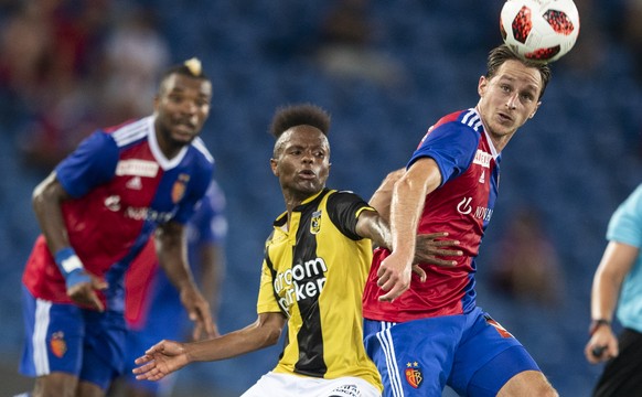 Vitesse&#039;s Thulani Serero, left, fights for the ball against Basel&#039;s Luca Zuffi, right, during the UEFA Europa League third qualifying round second leg match between Switzerland&#039;s FC Bas ...