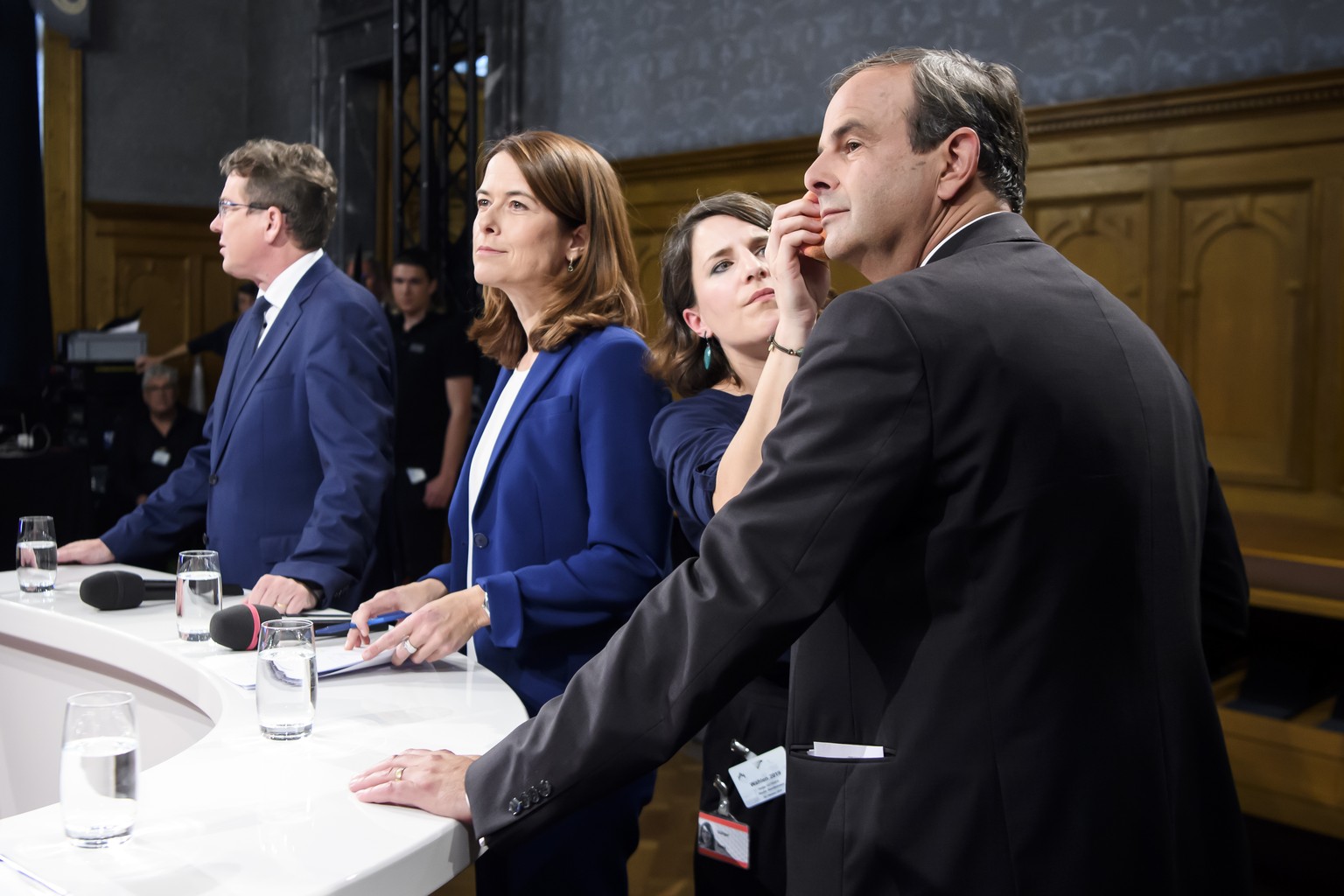 CVP-Parteipraesident und Nationalrat Gerhard Pfister, rechts, laesst ihr Make-up machen, an der Seite von FDP-Parteipraesidentin und Nationalraetin Petra Goessi, zweite-links, und SVP-Parteipraesident ...