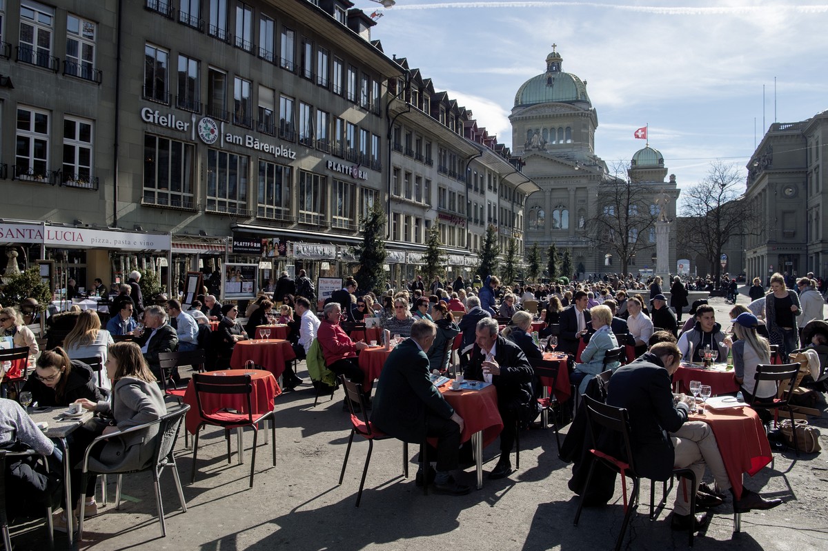 Sonnenhungrige geniessen das warme Fruehlingswetter an der "Front" vor dem Hintergrund des Bundeshauses am Donnerstag, 23. Februar 2017, in Bern. (KEYSTONE/Lukas Lehmann)